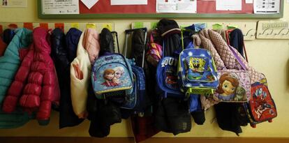 Mochilas y cazadores de un colegio.