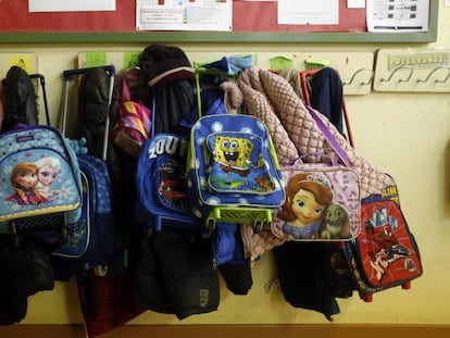 Mochilas y cazadores de un colegio.