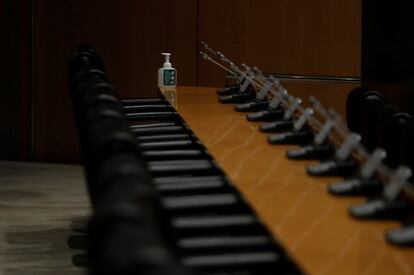 Un gel de manos en una mesa vacía durante la Comisión de Sanidad del Congreso este jueves.