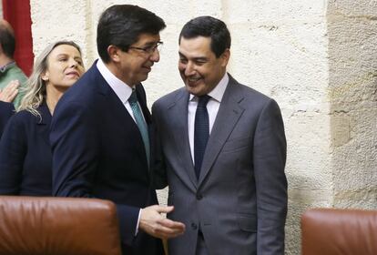 Los líderes de Ciudadanos, Juan Marín (izquierda), y del PP andaluz, Juan Manuel Moreno, se saludan a su llegada al Parlamento de Andalucía.