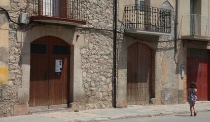 Casa de Castelldans, la primera desde la izquierda, en la que vivían los menores.