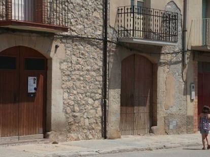 Casa de Castelldans, la primera desde la izquierda, en la que vivían los menores.