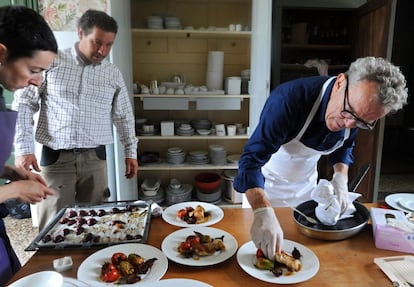 El chef Alain Passard (en la imagen) cocina en su restaurante parisino L'Arpège. Desde sus fogones ha conseguido todo tipo de reconocimientos (también un precioso cómic en el que se relata su manera de trabajar) por la labor que realiza, especialmente con las verduras, a las que mima y cuida. Es el segundo restaurante francés en el top ten: Francia iguala a Perú en galardones en la cabeza de la lista.