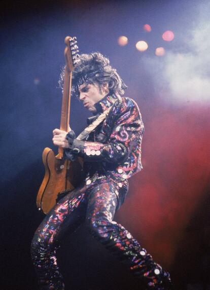Prince toca la guitarra en una actuación en 1985.