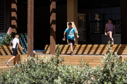 Alumnos de la escuela Els Porxos de Barcelona juegan en el patios del colegio.