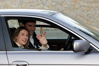 Los príncipes de Asturias saludan sonrientes a su llegada ayer por la tarde al palacio de Marivent, en Palma de Mallorca.