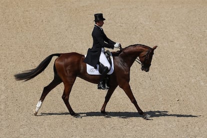 El genet de Nova Zelanda Tim Price juntament amb el seu cavall Ringwood Sky Boy competeixen en la prova ensinistrament individual, al Centre Eqüestre Olímpic de Rio de Janeiro.