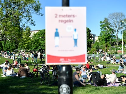 Varios grupos de ciudadanos al aire libre en el parque Tantolunden, en el centro de Estocolmo, el 30 de mayo de 2020.
