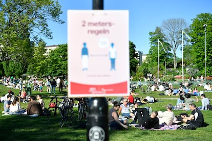 Varios grupos de ciudadanos al aire libre en el parque Tantolunden, en el centro de Estocolmo, el 30 de mayo de 2020.