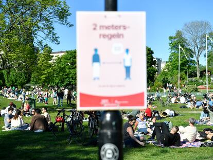 Varios grupos de ciudadanos al aire libre en el parque Tantolunden, en el centro de Estocolmo, el 30 de mayo de 2020.