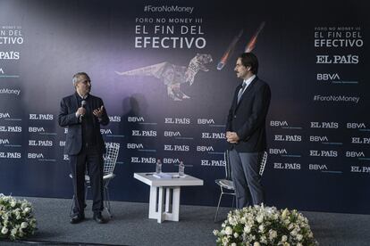 Mauricio Pallares, director de Marketing Corporativo de BBVA y Luis Pablo Beauregard periodista de EL PAÍS dan la bienvenida a la tercera edición del Foro No Money.