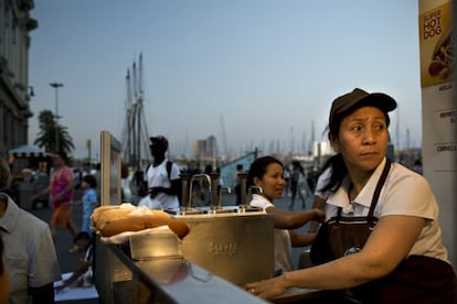 Un puesto de comida en el Moll de Drassanes, en el Port Vell de Barcelona.