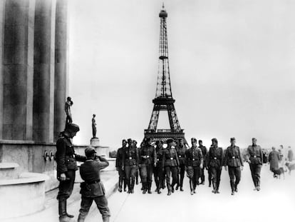Miembros de las SS se fotografían en París, con la Torre Eiffel detrás, en julio de 1940.