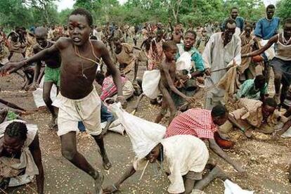 Habitantes de Bahr el Ghazal, al sur de Sudán, tratan de conseguir comida repartida por las ONG, en 1998.