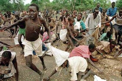 Habitantes de Bahr el Ghazal, al sur de Sudn, tratan de conseguir comida repartida por las ONG, en 1998.