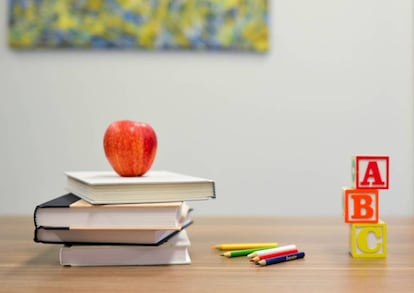 La tradicional manzana del profesor y diversos materiales escolares.