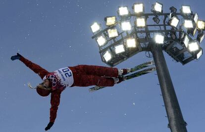 La rusa Alexandra Orlova calentando antes de participar en la prueba de saltos de esquí libre en Sochi 2014.