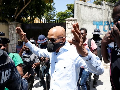 El secretario general de la Presidencia, Lionel Valbrun, sale de la residencia del presidente asesinado, este miércoles.