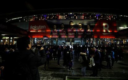 Aficionados a las puertas del Camp Nou antes del partido.