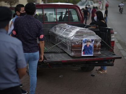 El féretro de una víctima de coronavirus en Guayaquil, el martes a las puertas del cementerio.