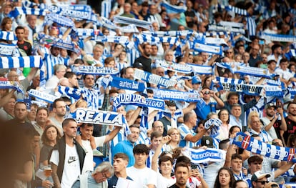 Aficionados en el Reale Arena, el estadio de la Real Sociedad.