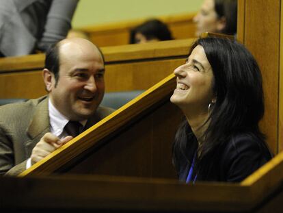 Gesto distendido de Andoni Ortuzar y Aintzane Ezenarro, ayer en la sesión del Parlamento vasco.