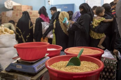 Una de las tiendas en las que los refugiados pueden comprar 19 productos con una asignación mensual que recibe cada familia.