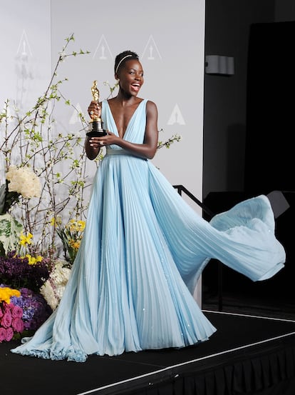 El vestido azul Nairobi de Lupita Nyong’o (2014). "Este vestido me recuerda a las burbujas del champagne. Es de Prada y pude contribuir a diseñarlo. El color es azul por el cielo de Nairobi. Crecí rodeada de este azul y al llevar este vestido me siento como en casa", declaró la actriz en la alfombra roja, momentos antes de ganar su Oscar como mejor actriz de reparto por su papel en ‘12 Años de Esclavitud’. El diseño fue una elección de su estilista, Micaela Erlanger, y resultó perfecto para ella: sencillo pero elegante, con un escote en forma de V que rozaba el ombligo, una espalda baja y una falda plisada que fluía detrás de ella, adornada con cristales.