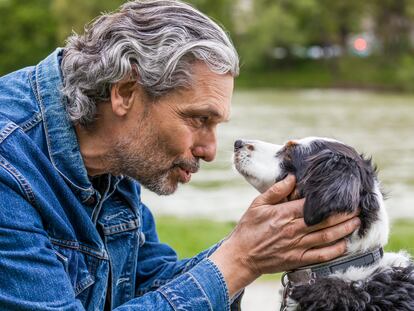 Un hombre junto con su perro.