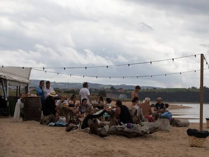 Terraza del chiringuito de la playa del Puntal, en Santander.