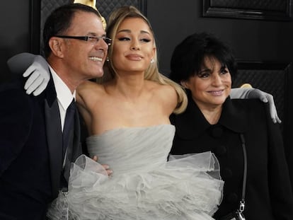 Ariana Grande, junto a sus padres, Edward Butera y Joan Grande, en Los Ángeles (EE UU), este domingo.