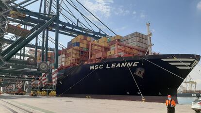 El primer buque llegado al puerto de Valencia con material sanitario de China encargado por la Generalitat.