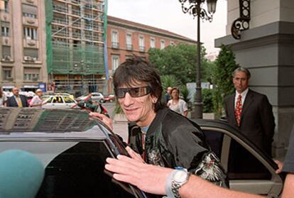 Ron Wood, a la salida de un hotel madrileño.