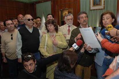 Los vecinos de Marbella leyeron ayer un comunicado en el salón de plenos del Ayuntamiento.