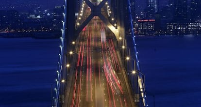 El San Francisco nocturno visto desde el puente Oakland Bay. 