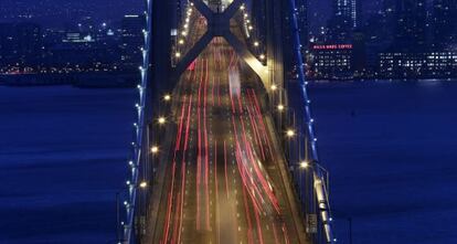 El San Francisco nocturno visto desde el puente Oakland Bay.