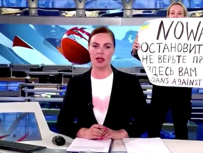 Marina Ovsianikova, trabajadora de la televisión rusa, protesta contra la invasión de Ucrania en directo.