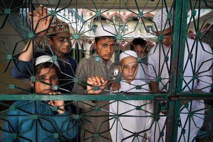 Un grupo de alumnos en la zona de la madrasa Haqqania dedicada a los menores.