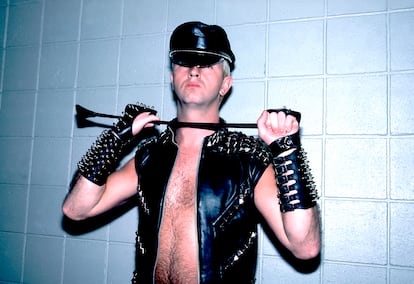 Rob Halford posa en los camerinos de un concierto de Judas Priest en Illinois en junio de 1984.