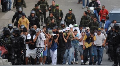 La policía colombiana detiene a miembros de las pandillas juveniles tras un tiroteo en Medellin