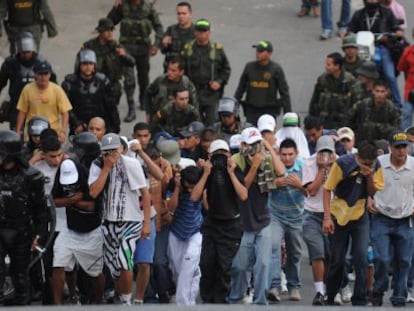 La polic&iacute;a colombiana detiene a miembros de las pandillas juveniles tras un tiroteo en Medellin