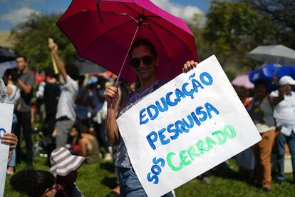 "Educação, pesquisa SOS cerrado", diz cartaz no ato em Brasília.