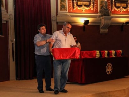 La familia de Roque González Bueno, fallecido en el penal de Valdenoceda, recoge el cofre con los restos.