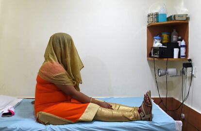 Una mujer india, cuyo rostro lo cubre un pañuelo, en un centro de gestación subrogada en Nueva Delhi.