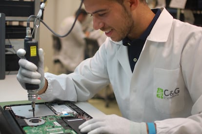 Trabajador de CYG IT Sustainable Tech haciendo una reparación.