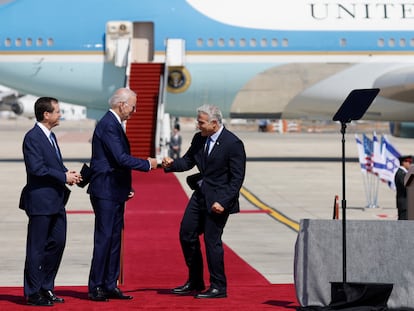 Desde la izquierda, el presidente de Israel, Isaac Herzog; el presidente de Estados Unidos, Joe Biden; y el primer ministro de Israel, Yair Lapid, en la ceremonia de recepción en el aeropuerto de Ben Gurión, cerca de Tel Aviv, este miércoles.