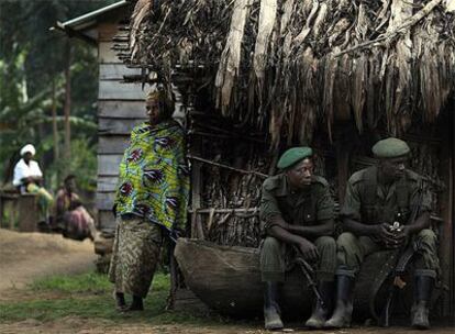 Dos soldados del Frente Democrático para la Liberación de Ruanda descansan en una base en Lushebere, al este de Congo.