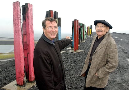 El escultor español, Agustín Ibarrola (d) y Mortier, entonces director de la Trienal Ruhr 2002, supervisan la instalación de una parte de su '101 Totems', exhibida en dicha exposición de arte, en Bottrop (Alemania).