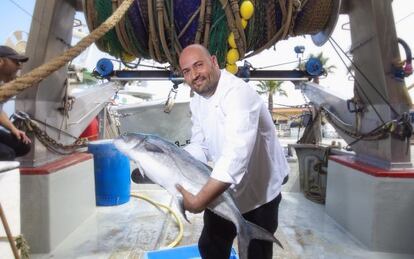 El cocinero Ra&uacute;l Resino, en un barco pesquero. 