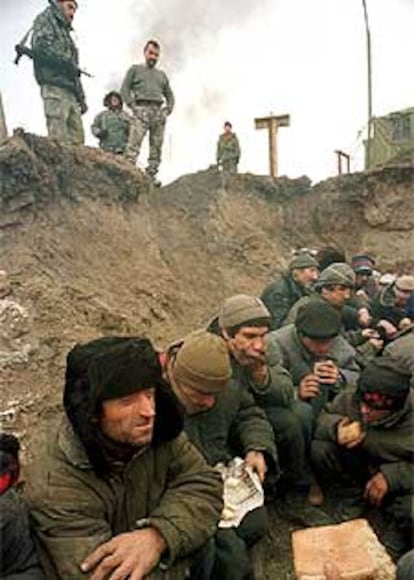Militares rusos vigilan a chechenos indocumentados en Grozni.